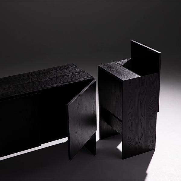 极简主义的书柜和极简主义的凳子